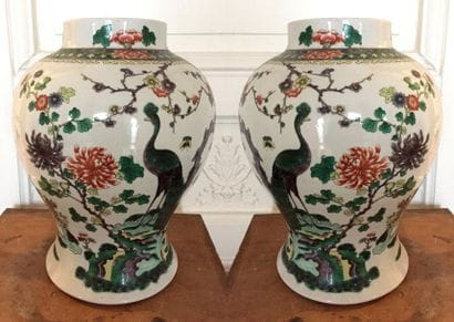 CHINE Paire de vases balustre en porcelaine...
