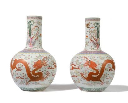 CHINE Paire de vases balustres en porcelaine...