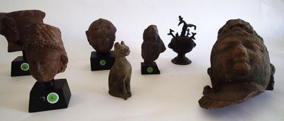 Collection de 11 TETES SCULPTEES en pierre,...