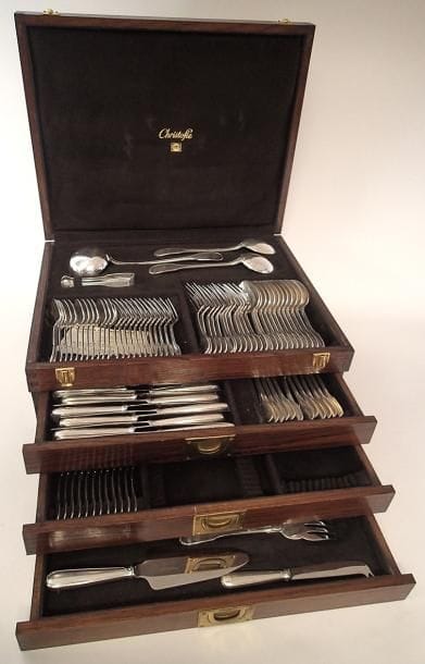 CHRISTOFLE Ménagère en métal argenté comprenant...