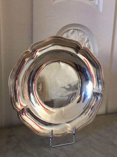 PLAT creux en argent à contour mouluré. XVIIIème...
