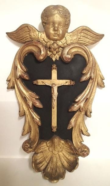 CRUCIFIX en os dans un encadrement mouvementé...
