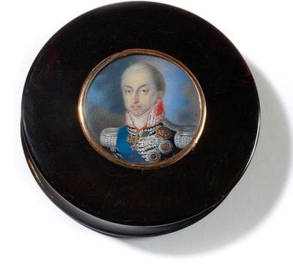 Boîte ronde en écaille brune montée en or,...