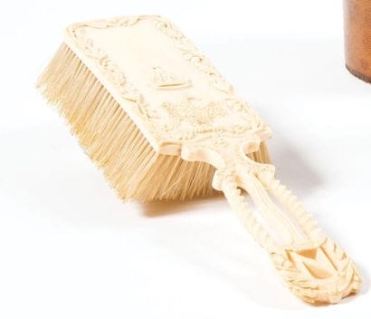 Brosse à cheveux qui proviendrait d’un nécessaire...