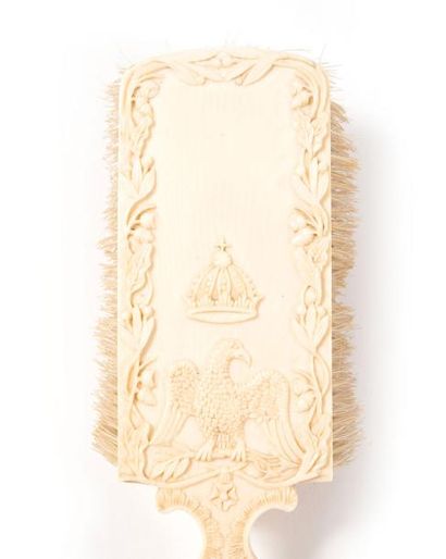 Brosse à cheveux qui proviendrait d’un nécessaire...