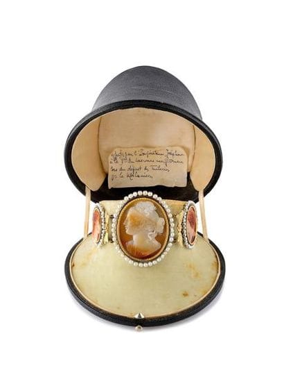 Rare bracelet manchette aux camées sur agate...