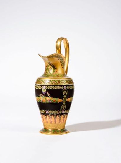 SÈVRES Pot à lait en porcelaine nommé pot...