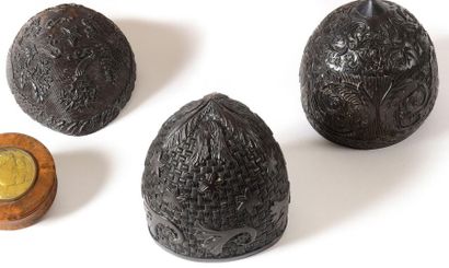 Lot de trois noix de coco : a- sculptée de...