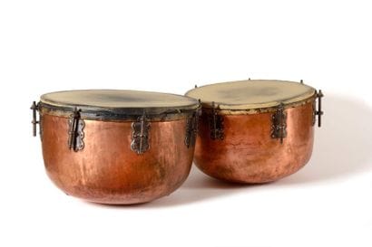 Rare et importante paire de timbales de timbalier...