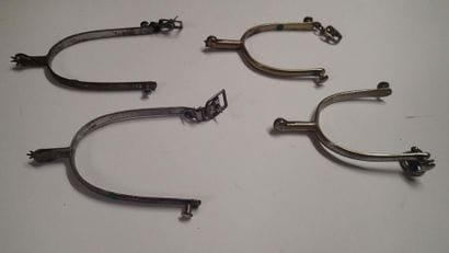 Deux paires d’éperons de cavalerie à la chevalière...