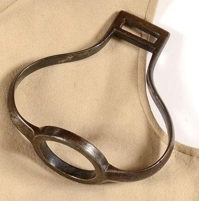Ensemble comprenant : - un étrier de cavalerie....