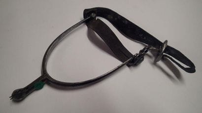 Ensemble comprenant : - un étrier de cavalerie....