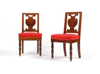 Paire de chaises à dossier ajouré, de peltes...