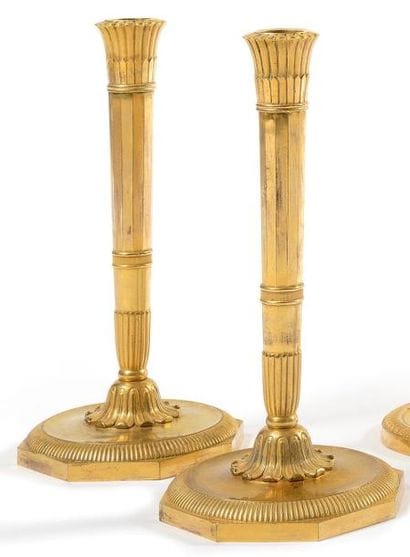 Paire de bougeoirs en bronze doré, le fût...