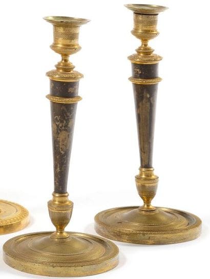 Paire de bougeoirs en bronze, partiellement...
