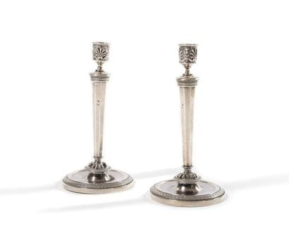 Paire de bougeoirs en argent, les binets...