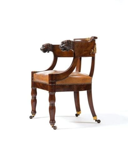 Fauteuil d’officier en acajou à dossier curule,...