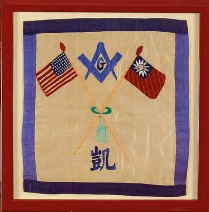 Tablier en soie brodée aux drapeaux des USA...