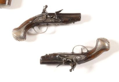 Paire de pistolets de voyage à silex. Canons...