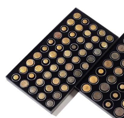 CENT JOURS Ensemble de 50 boutons aux numéros...