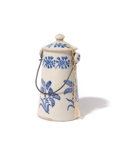 Petit pot à lait couvert en faïence à décor...