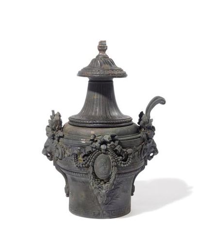 Partie d’un feu en bronze, retrouvé dans...
