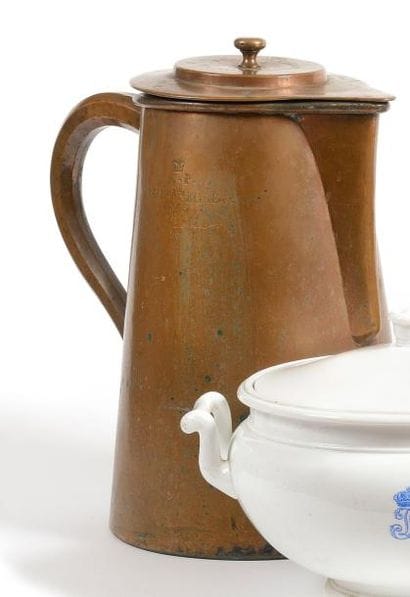 Grande cafetière en cuivre. Couvercle à prise...
