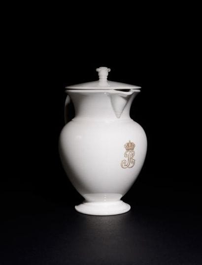 SEVRES Service des bals, pot à décoction...