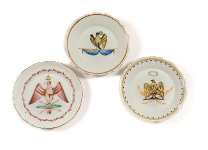 Trois assiettes à décor de l’Aigle couronné,...