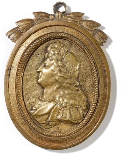 Médaillon Ovale en bronze doré et ciselé...