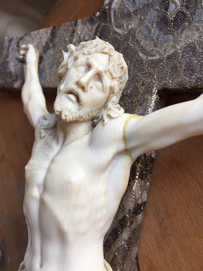 CHRIST en ivoire sculpté. XIXème siècle Haut...