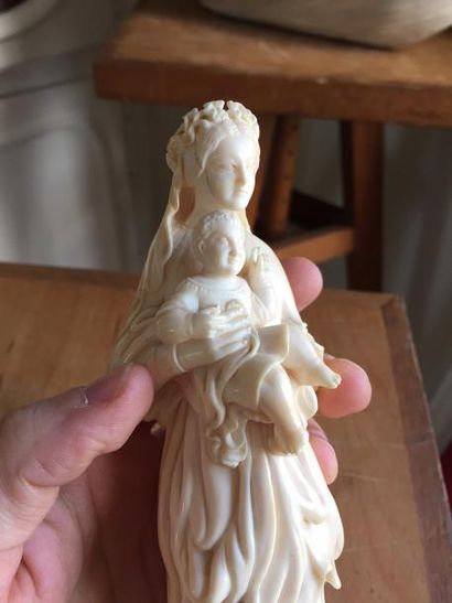 VIERGE A L'ENFANT en ivoire sculpté XIXème...