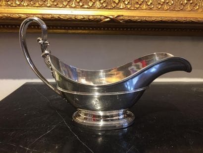 SAUCIERE sur piedouche de forme casque en...