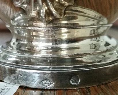 SAUCIERE sur piedouche de forme casque en...