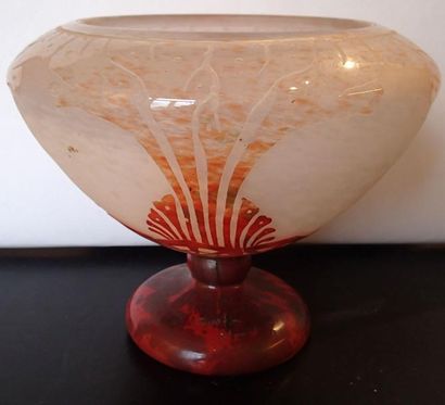 LE VERRE FRANCAIS Vase sur pieouche à décor...