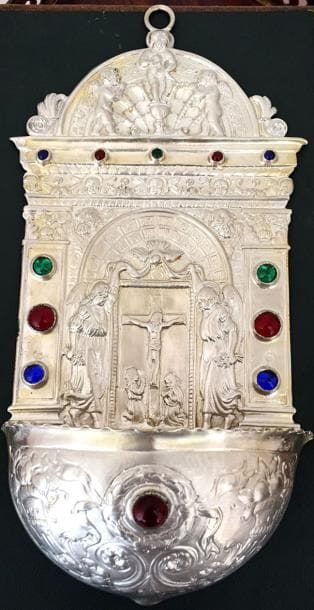BENITIER en argent. Décor de pierres en cabochons,...