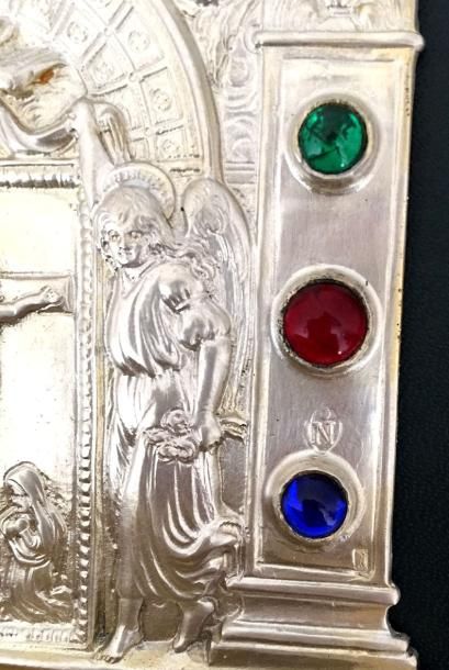 BENITIER en argent. Décor de pierres en cabochons,...