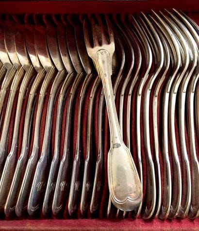 DOUZE COUVERTS DE TABLE en argent modèle...