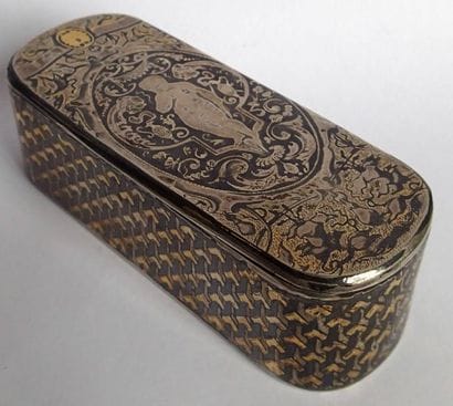 TABATIERE en argent niellé, l'intérieur vermeillé....