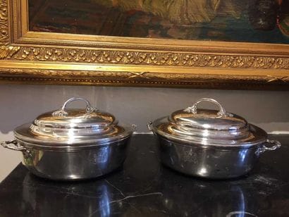 PAIRE DE BOUILLONS couverts en argent uni...