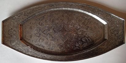 PLAT de forme navette en argent ciselé à...