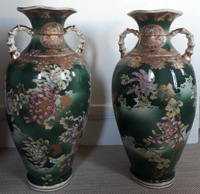 JAPON Paire de vases balustres en porcelaine...