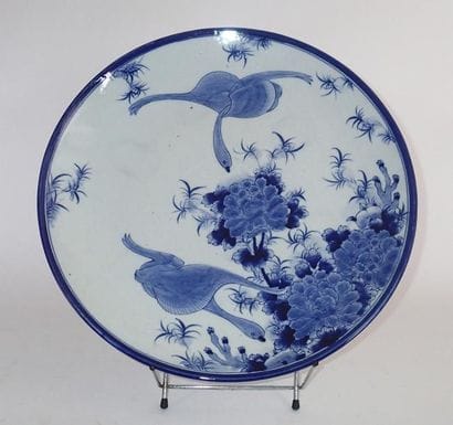 JAPON Grand plat en porcelaine décoré en...