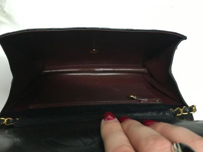 CHANEL Sac Timeless vintage 25 cm en cuir...