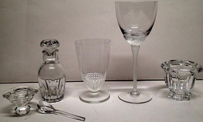 LALIQUE FRANCE Deux verres sur pied en cristal....