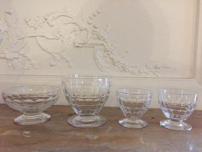 BACCARAT Service de verre en cristal faceté...