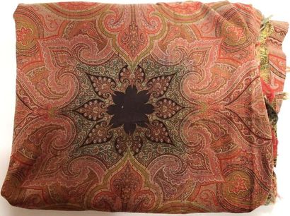 Deux CHALES indiens à décor d'arabesques...