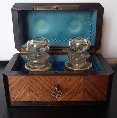 PAIRE DE FLACONS DE PARFUM, dans un coffret...