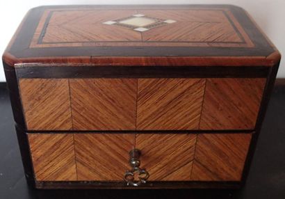 PAIRE DE FLACONS DE PARFUM, dans un coffret...