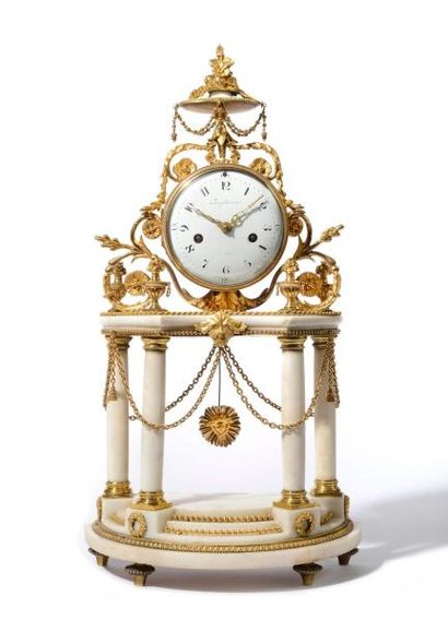 PENDULE portique en marbre blanc et bronze...
